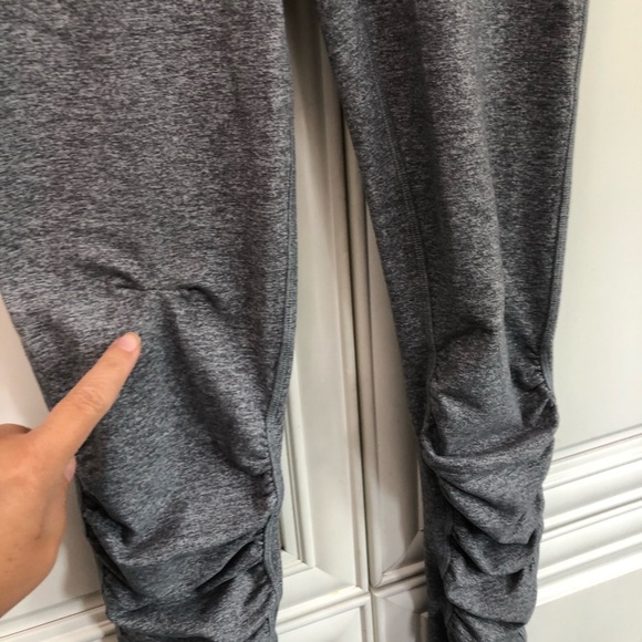 *Flaw* Rouched bottom Ivivva girls reversible leggings π - Picture 5 of 10